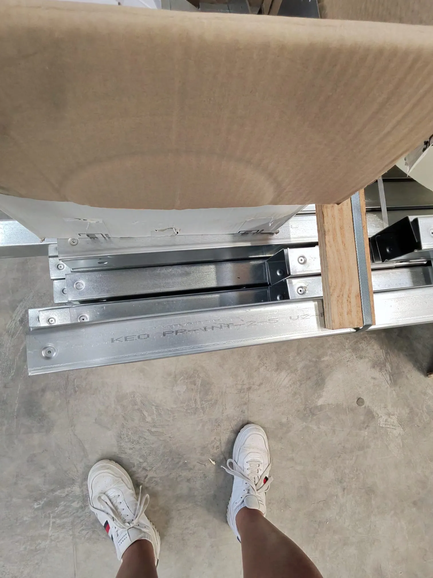 Detalle de la estructura de acero galvanizado