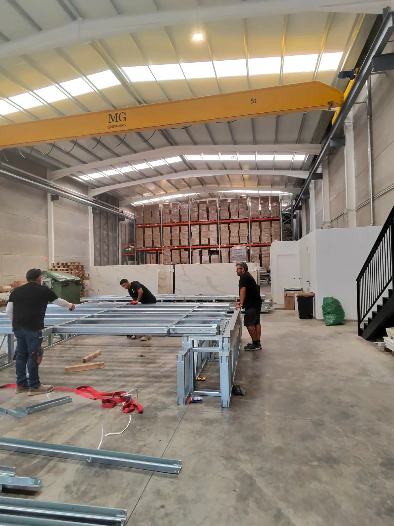 Equipo de Keo montando el steel framing
